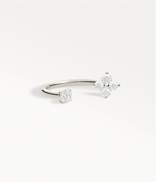 Piercing Espoir plateado abierto, rematado con un trébol de piedras y una piedra solitaria.