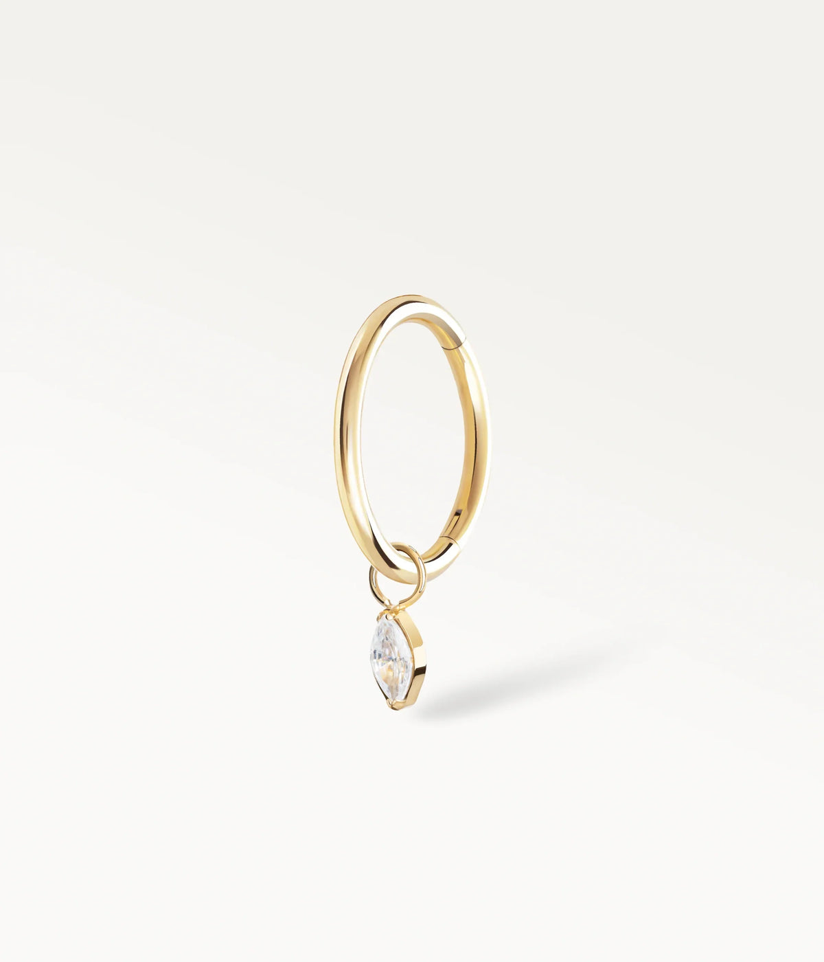 Anneau Néréide doré lisse avec une petite pierre marquise suspendue, vue de trois quarts.