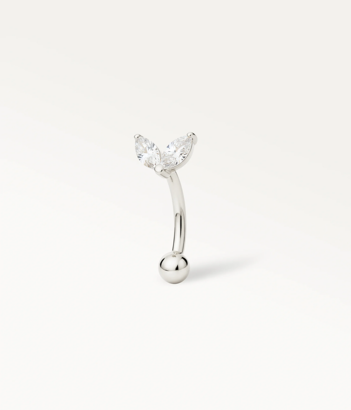 Athénais in Silberfarbe mit zwei Marquise-Steinen an einem gebogenen Barbell, Seitenansicht.