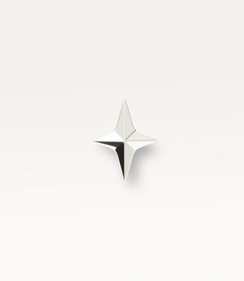 Elyna plateado, estrella lisa de cuatro puntas, vista frontal.