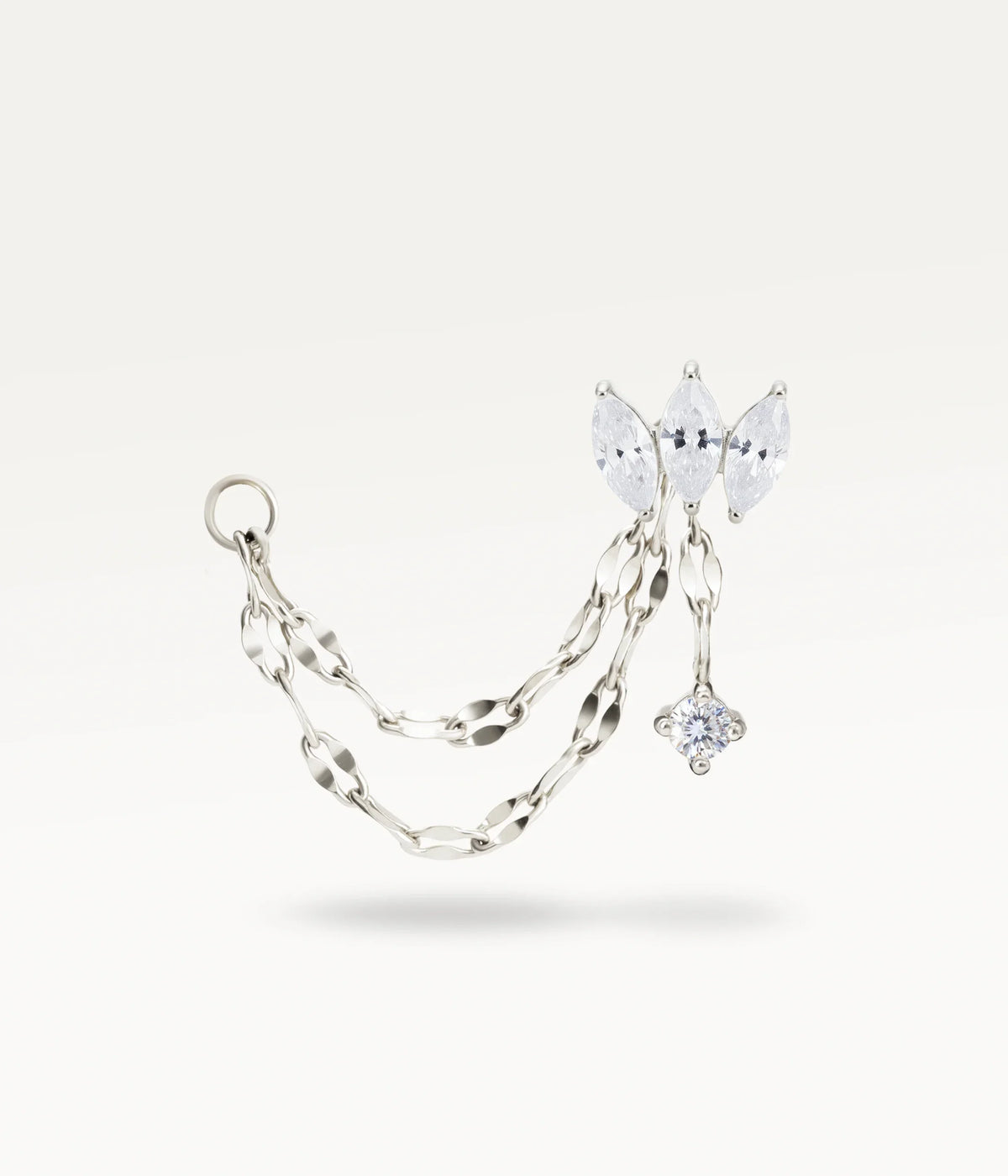 Loé color argento, tre pietre marquise con una pietra pendente e due catene a maglie piatte.