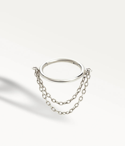 Aro Élyra plateado con dos finas cadenas colgantes, vista de tres cuartos.