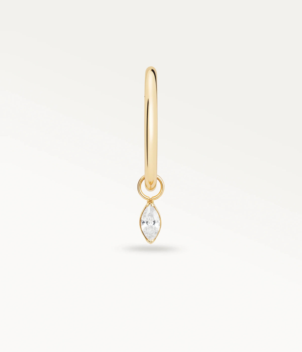 Néréide doré, vue de face de l’anneau fin et de la pierre marquise pendante.