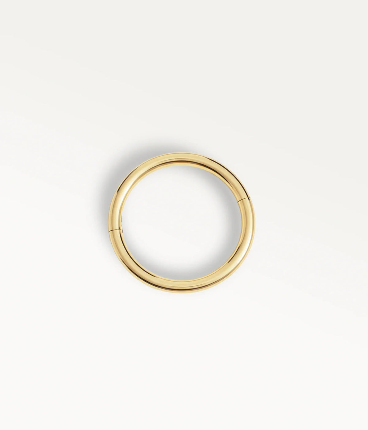 Geschlossener goldfarbener Ring Sofie, Frontalansicht mit sichtbarem Scharnier.