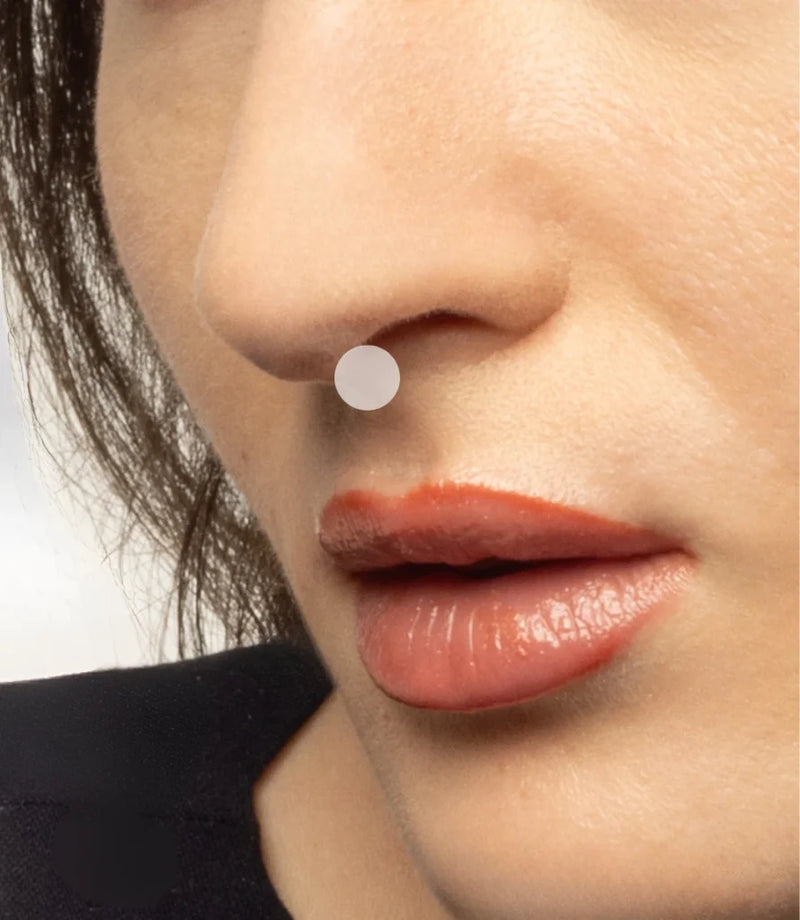Repère de l’emplacement du septum, au centre du nez.