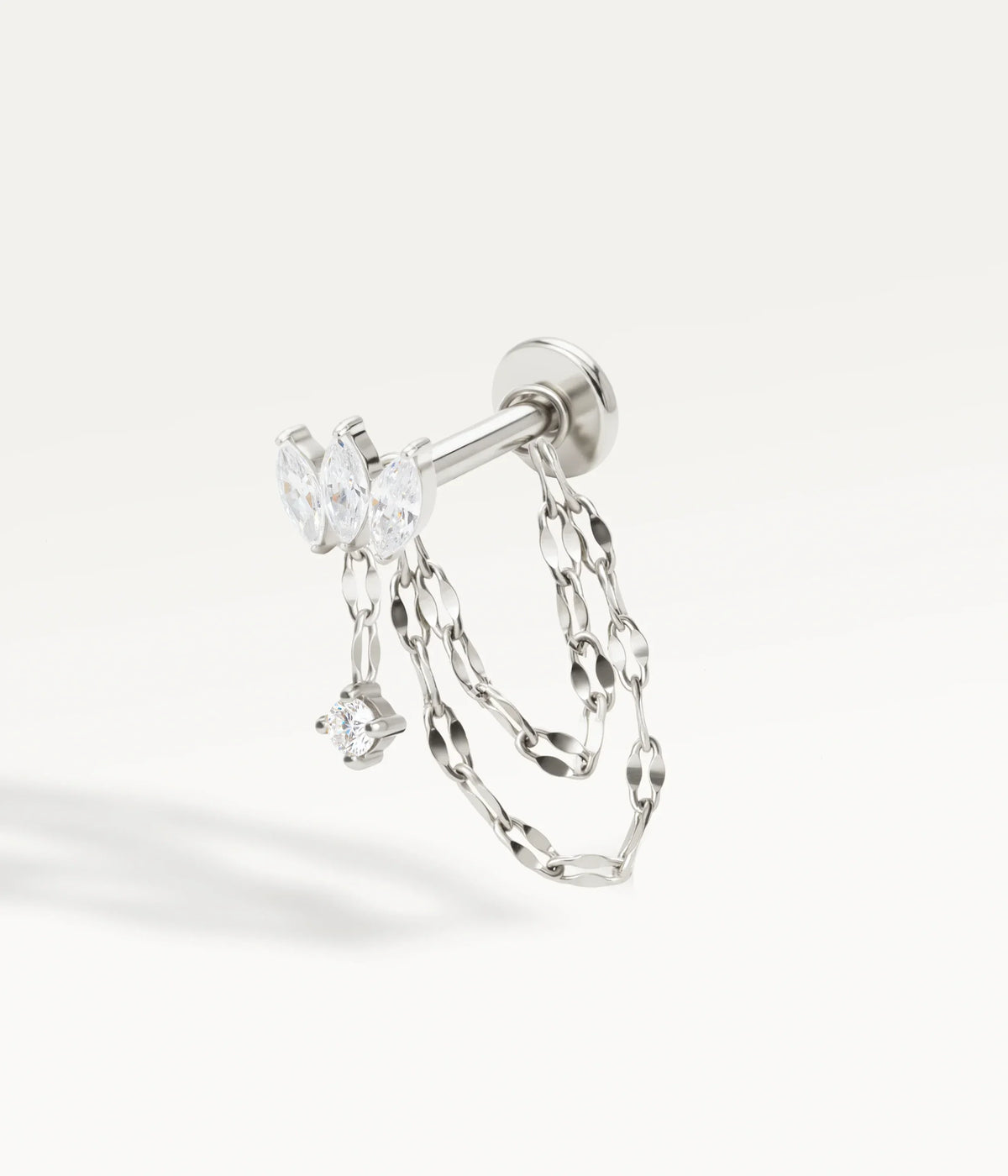 Orecchino a perno Loé color argento con pietre marquise, pendente e doppia catena, vista laterale.