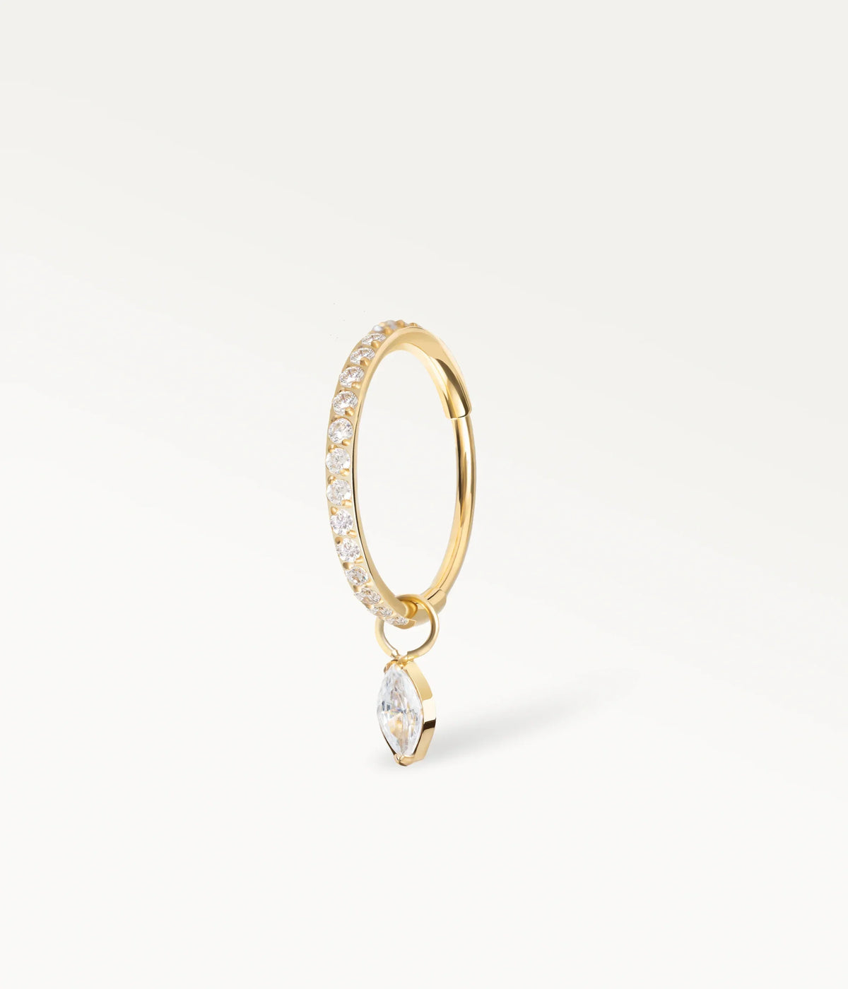 Pendiente de aro Rosée para el lóbulo color dorado, engastado con pequeñas piedras y colgante en forma de marquesa, vista de tres cuartos.