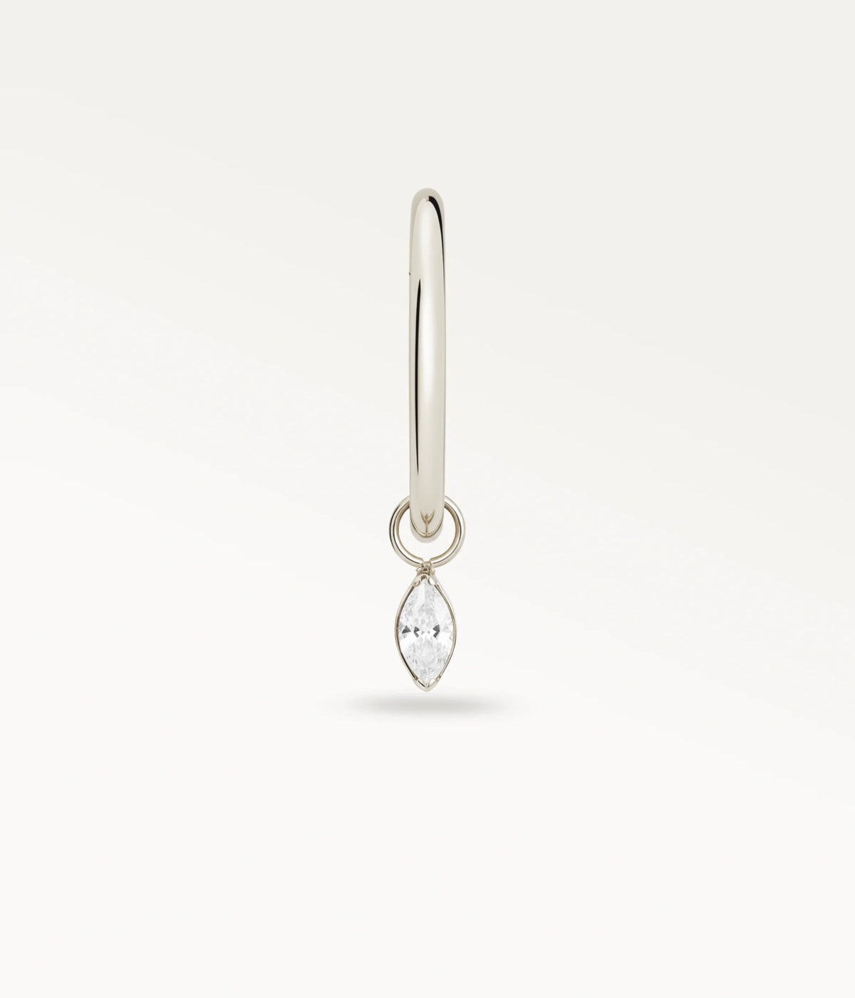 Néréide argenté, vue de face de l’anneau fin et de la pierre marquise pendante.