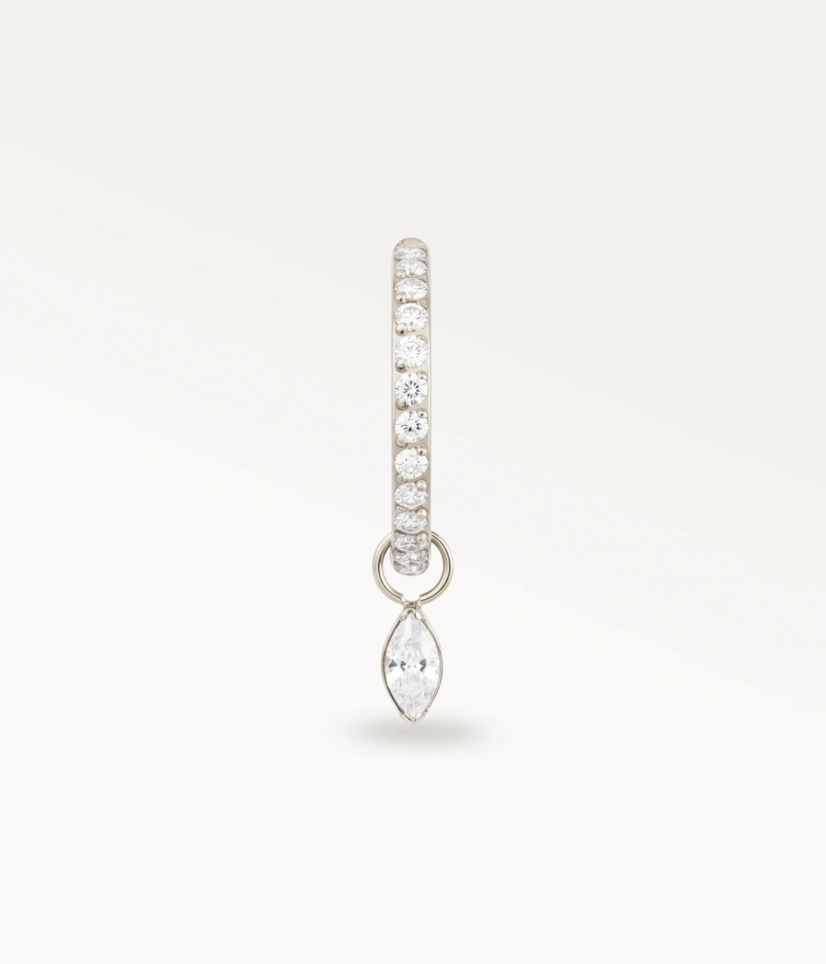 Pendiente de aro Rosée para el lóbulo color plateado con piedras y colgante en forma de marquesa, vista frontal.