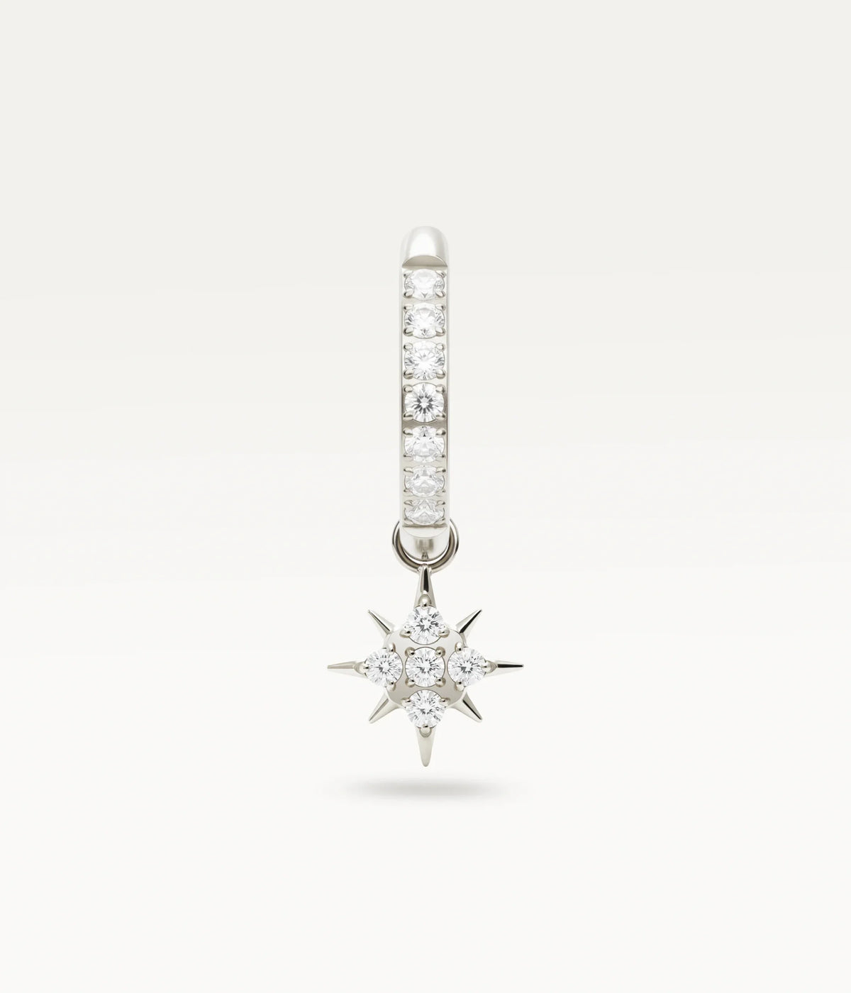 Zilverkleurige creool Astre met sterrenhanger, vooraanzicht.