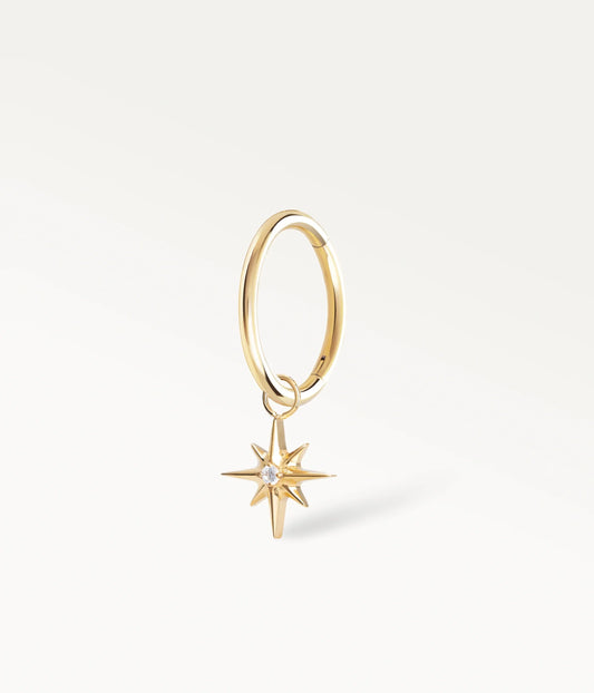 Anneau Rayna doré lisse avec pendentif étoile à huit branches, vue de trois quarts.