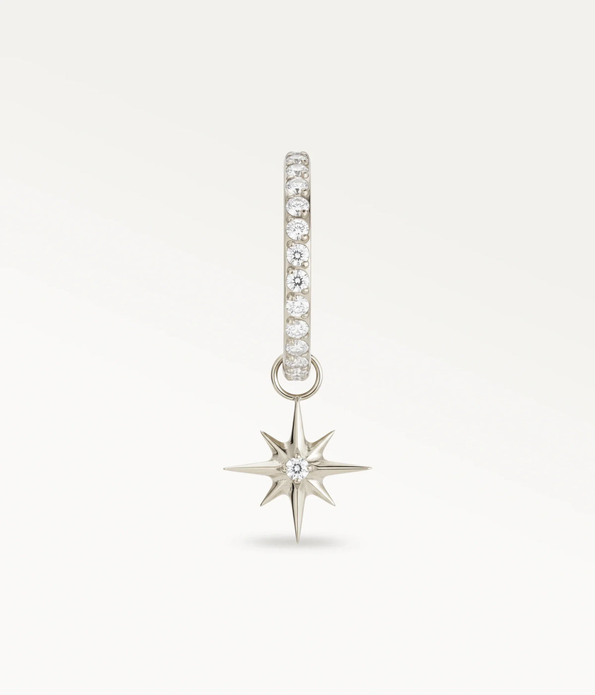 Aro Lueur color plateado con piedras engastadas y colgante de estrella de ocho puntas, vista frontal.