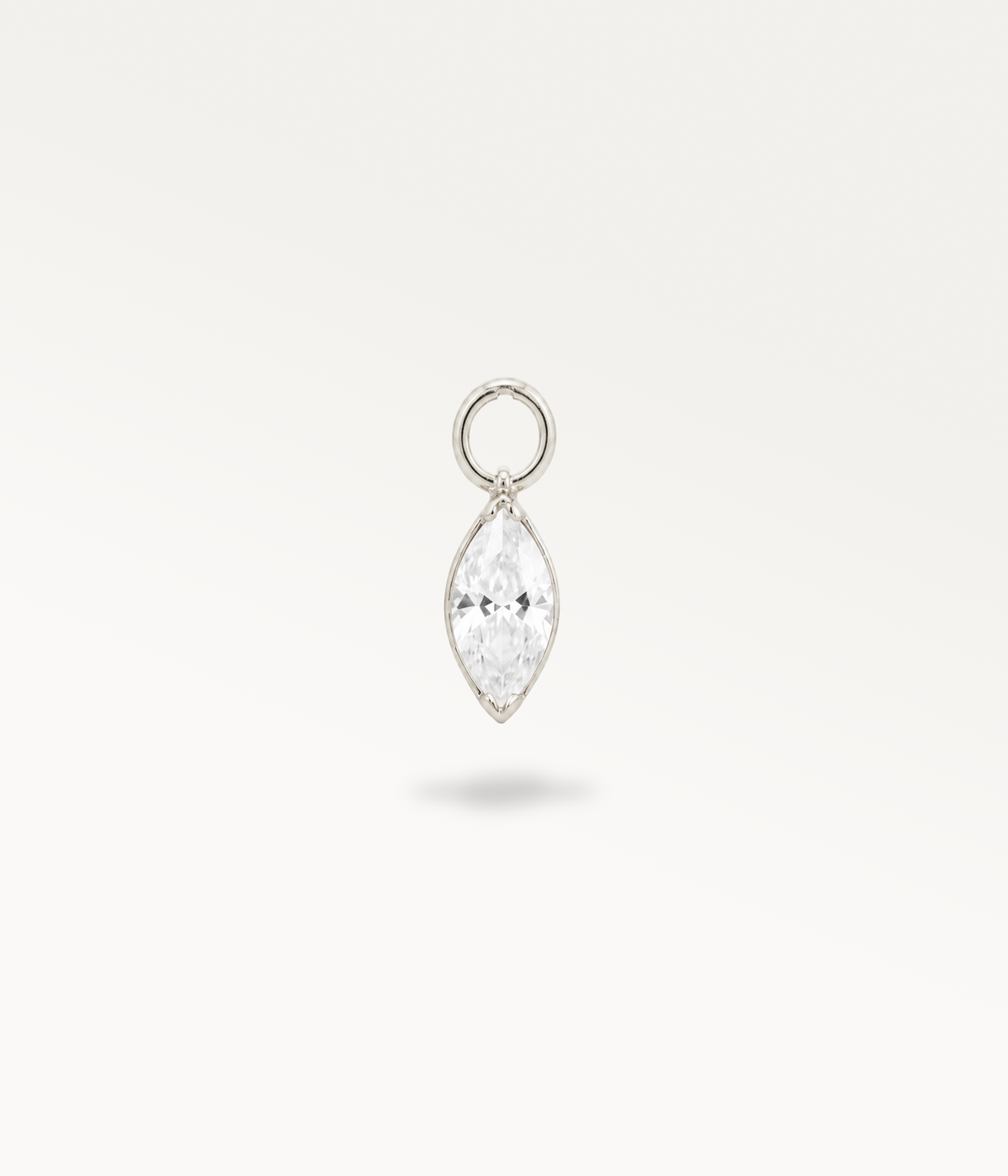 Charm Rosée - liten droppe i silverfärg, framifrån