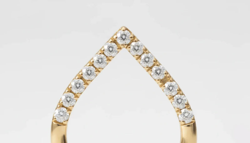 Piercing septum doré triangulaire orné de strass étincelants, vue en gros plan